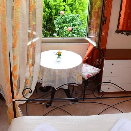 La Casa Delle Rose: Cozy Air-conditioned Retreat La Spezia